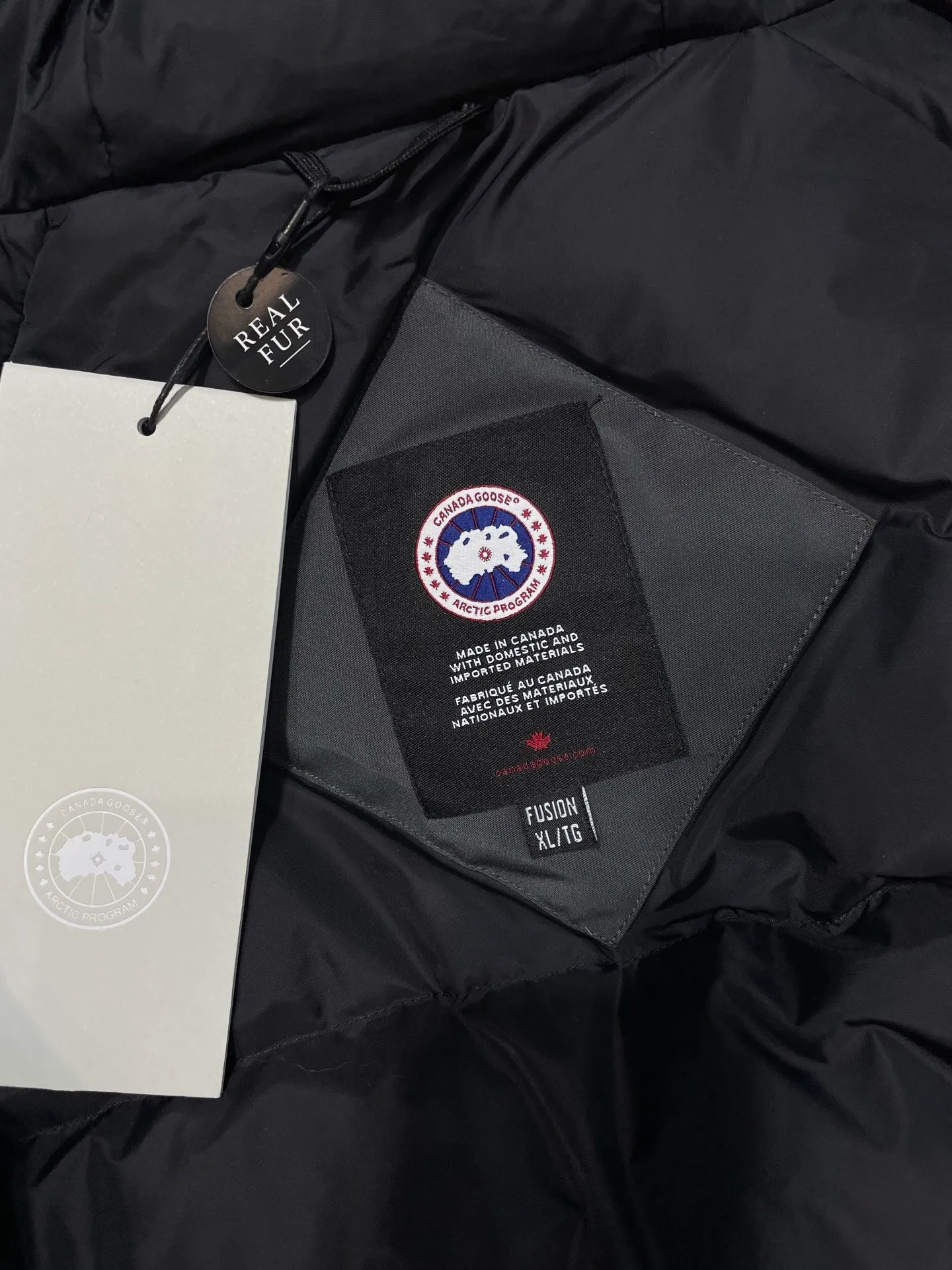 P760 original top quality Canada Goose #Chilliwa 7999M pilot short style/01 style #Men and Women Same Style# Synchronized anti-counterfeiting chip sensor! ➖ Imported 21S polyester-cotton blended original fabric [Last year’s 16S/18S hard fabrics have been completely eliminated, this year all use 21S synchronous fabrics, the soft mid-strap feels delicate and textured], synchronous Feather-Light 10D waterproof coating fabric, made of 84.5 polyester fiber and 15.5 cotton, 100% the best feel in the entire network! ➖ The official website synchronizes the national standard 80 white duck down, you can check the official website customer service, there will never be a series of misleading claims such as 90 down or goose down! ➖ Using the best nylon lon lining with double double-layer sealing design, anti-down 7 needles + grid-filled down ready-made garments, there will be 100% no so-called velvet running! ➖ The cuffs are designed with thickened seamless threads, and the collar and pocket lining are made of top-notch warmth and comfort! ➖ Yoshida YKK provides original custom-made electroplated sliders. YKK two-way lockable zippers are tight and smooth and will not peel off paint! ➖ 3M composite guarantees that the Velcro is the same as the original, durable, and all accessories and hardware are custom-made! ➖ Customized 10,000-needle embroidery labels imported from Behringer embroidery machines, 98% of which restore the original labels. You can check and compare on the official website! ➖ The fur collars are all made of large pieces of Western Canadian blue wolf hide, ensuring that each fur collar is 13-15cm wide!   Size:XS-XXL